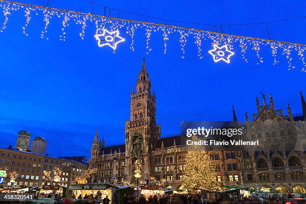 christmas market in marienplatz, munich - munich marienplatz stock pictures, royalty-free photos & images