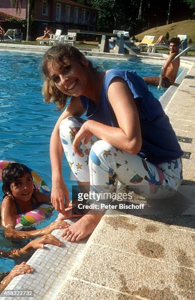 Olivia Pascal und einheimische Kinder, am Rande der Dreharbeiten zur ZDF-Reihe "Traumschiff", Folge 15 "Brasilien" am in Rio de Janeiro, Brasilien.