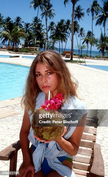 Olivia Pascal, am Rande der Dreharbeiten zur ZDF-Reihe "Traumschiff", Folge 15 "Brasilien" am in Praia do Forte bei Salvador de Bahia, Brasilien.