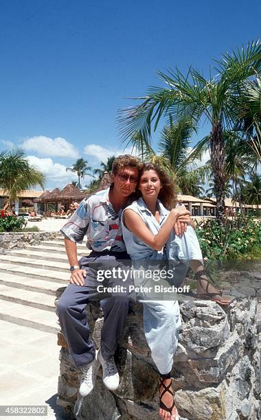 Olivia Pascal mit Freund Achim Lenz, am Rande der Dreharbeiten zur ZDF-Reihe "Traumschiff", Folge 15 "Brasilien" am in Praia do Forte bei Salvador de...