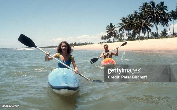 Olivia Pascal mit Freund Achim Lenz, am Rande der Dreharbeiten zur ZDF-Reihe "Traumschiff", Folge 15 "Brasilien" am in Praia do Forte bei Salvador de...