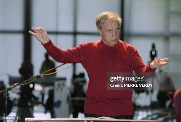 Le compositeur de musique contemporaine et chef d'orchestre français Pierre Boulez dirige une répétition le 05 avril 1994 au Centre Georges Pompidou...