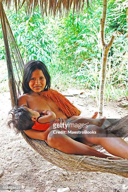 yagua mama - femme perou photos et images de collection