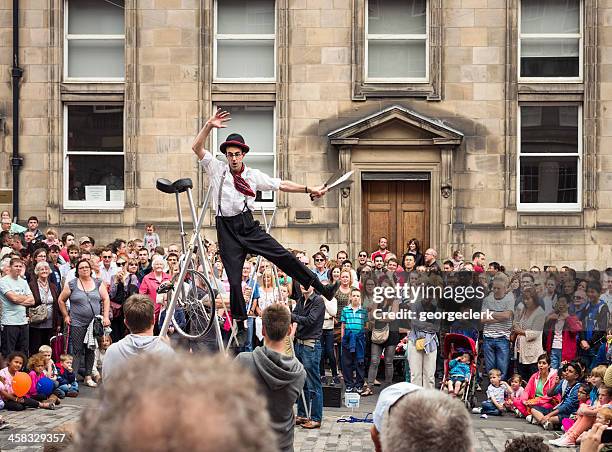 edinburgh fringe street performer - british high street stock pictures, royalty-free photos & images