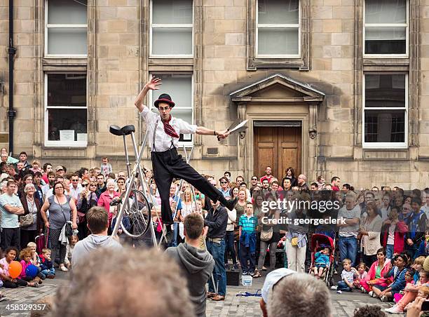 edinburgh fringe street performer - edinburgh festival stock pictures, royalty-free photos & images