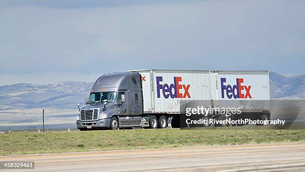 fedex - fedex truck stock-fotos und bilder