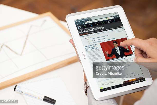 man browsing on samsung galaxy note 10.1" - n8000 - n tech stock pictures, royalty-free photos & images