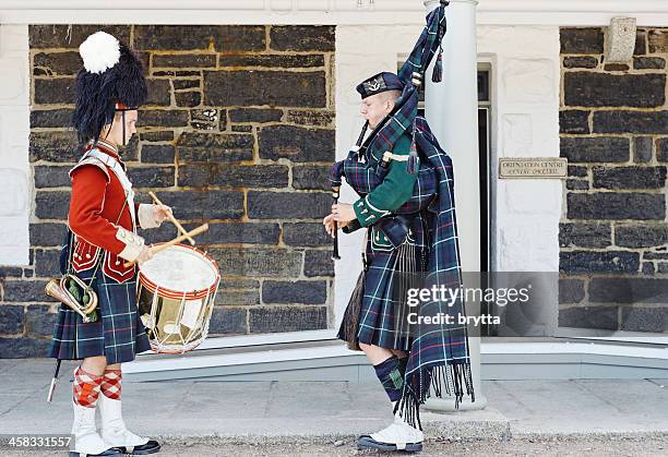 schlagzeuger und bagpiper - bagpipes stock-fotos und bilder