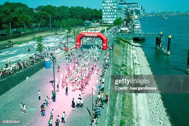 die farbpalette in köln - the color run cologne stock-fotos und bilder