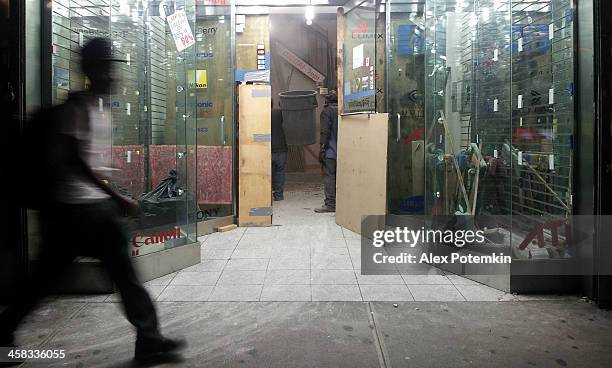 Computer Store Closed Closed Store At Night Photos and Premium High Res Pictures - Getty Images