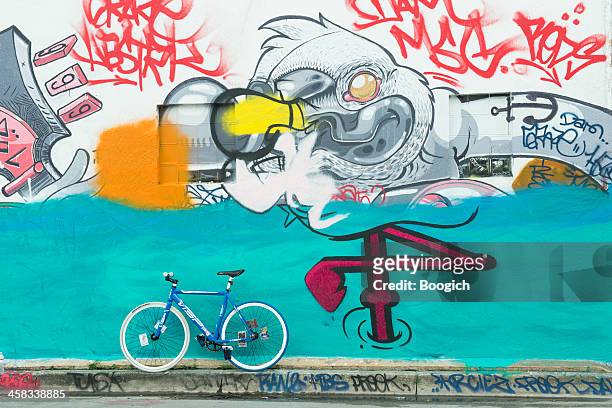 urban miami wynwood fahrräder geparkt von graffiti-street-wandbild - miami fahrrad stock-fotos und bilder