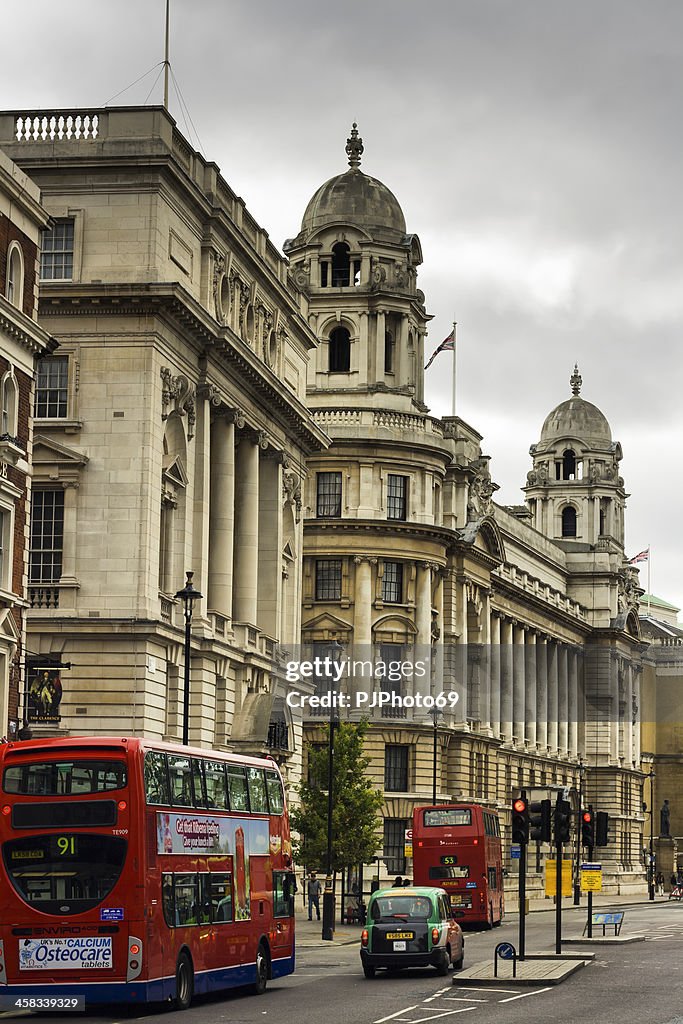 Londres-os táxis e ônibus na rua