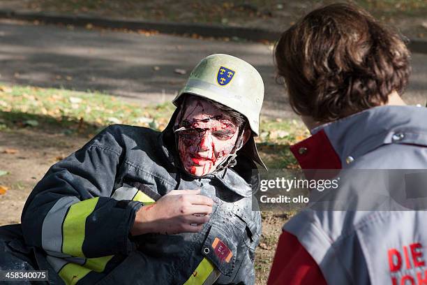 disaster management exercise, mass-casualty incident. - evacuation stockfoto's en -beelden