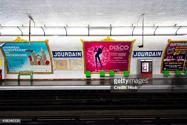 paris metro station - subway paris stockfoto's en -beelden