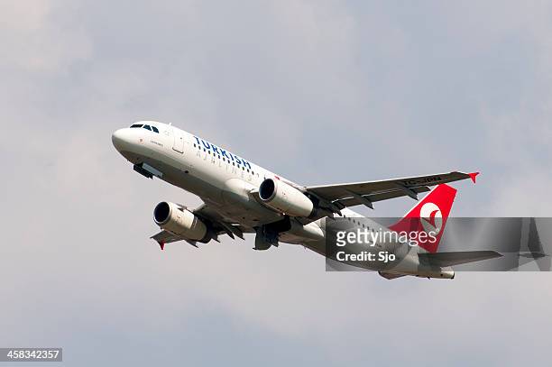 turkish airlines taking off - a320 turbine engine stock pictures, royalty-free photos & images
