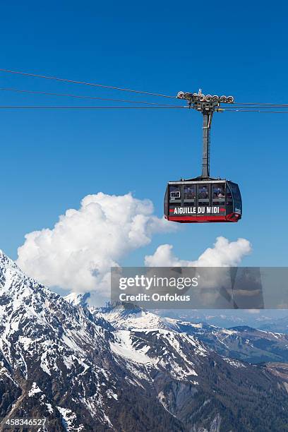 aguja del mediodía tranvía, chamonix, francés - aiguille de midi fotografías e imágenes de stock