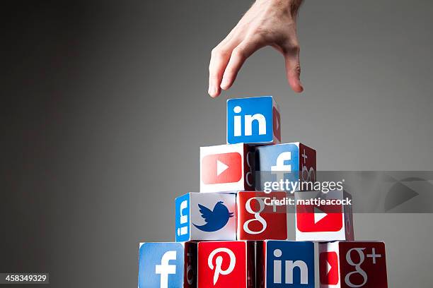 mão atingindo de ícones de redes sociais - linkedin imagens e fotografias de stock