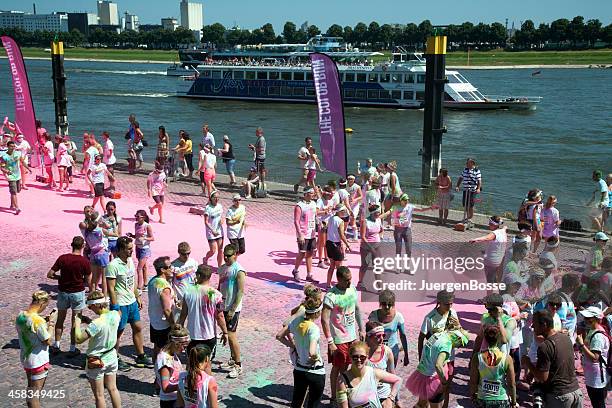 the color run in cologne - the color run cologne stockfoto's en -beelden