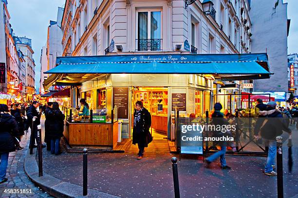 christmas in paris. dad's bakery - december stockfoto's en -beelden