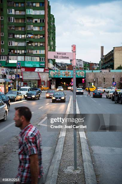 bill clinton boulevard in pristina im kosovo, - pristina stock-fotos und bilder