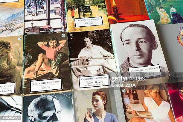 sammlung von büchern von vladimir nabokov im pinguin-classics kollektionen - biographie stock-fotos und bilder
