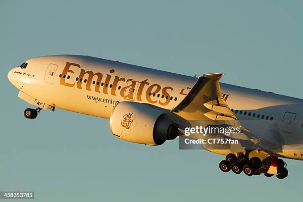 emirates airlines boeing 777 - emirates airline 個照片及圖片檔