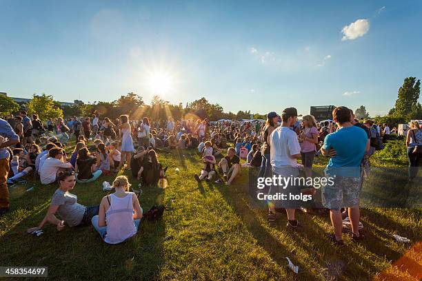 feta de la musique, prenzlauer berg, berlin, germany. - music festival grass stock pictures, royalty-free photos & images