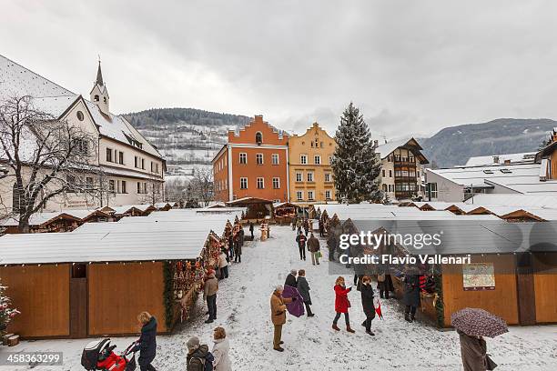 weihnachtsmarkt in vipiteno, italien - marktplatz italien stock-fotos und bilder