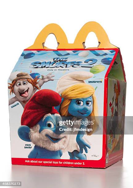 mcdonald's-happy mahlzeit box mit the smurfs 2 promotion - the smurfs stock-fotos und bilder