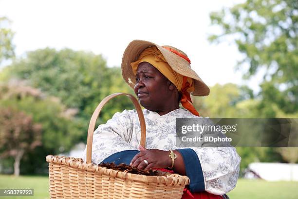 colonial frau in williamsburg, va - kolonialstil stock-fotos und bilder