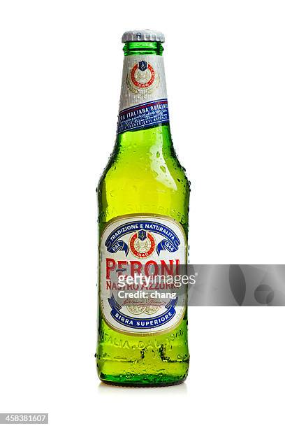 peroni bierflasche studio shot - chang beer stock-fotos und bilder