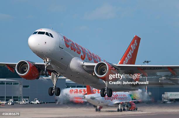 easyjet airbus a319 - bristol airport stock pictures, royalty-free photos & images