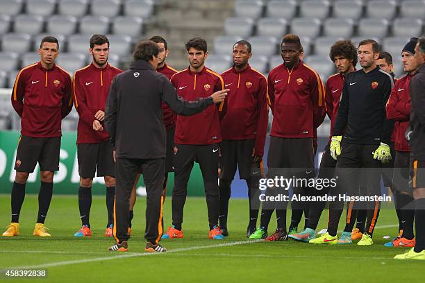 Rudi Garcia, head coach of AS Roma talks to his player during a AS Roma training session prior to their UEFA Champions League match against FC Bayern...