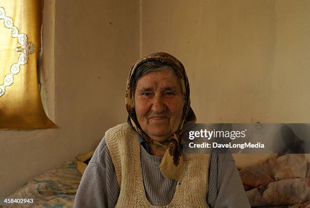 ländliche kosovo-albaner frau - kosovar albanian woman stock-fotos und bilder