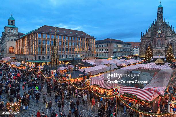 christmas market in the hauptplatz, nuremberg - nuremberg stock pictures, royalty-free photos & images