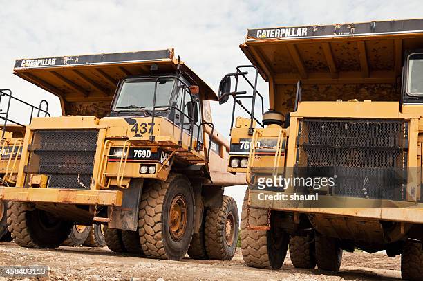caterpillar 7690 off highway trucks - caterpillar inc stock pictures, royalty-free photos & images