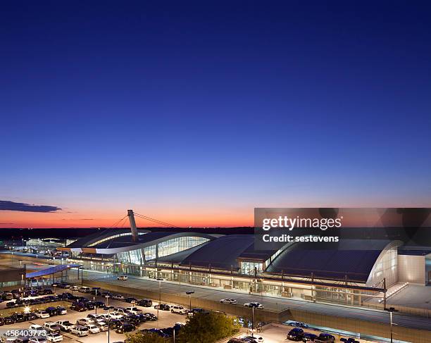 aeropuerto internacional de raleigh-durham en la terminal - raleigh fotografías e imágenes de stock