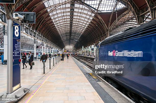 bahnhof mit züge - great western railway stock-fotos und bilder