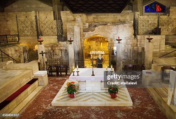 donna presso la chiesa dell'annunciazione, nazareth - nazareth foto e immagini stock