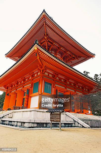 daito konpon pagode (grande estupa), koyasan, japão - konpon daito - fotografias e filmes do acervo