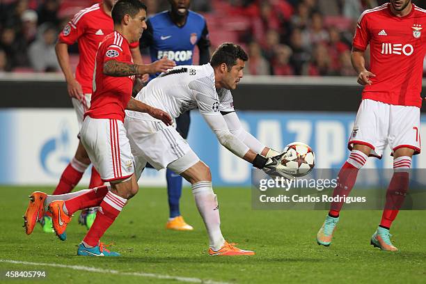 Benfica's goalkeeper Julio Cesar during the UEFA Champions League match between SL Benfica and AS Monaco at the Estadio da Luz on November 4, 2014 in...