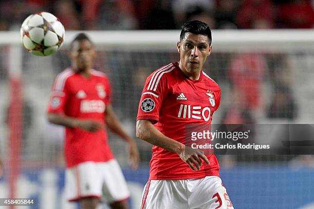 Benfica's midfielder Enzo Perez during the UEFA Champions League match between SL Benfica and AS Monaco at the Estadio da Luz on November 4, 2014 in...