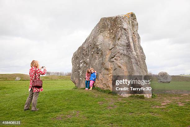 urlaub bilder im steinkreis von avebury - stone circle stock-fotos und bilder