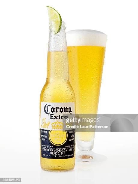 ice cold bottle and glass of corona beer - corona 個照片及圖片檔