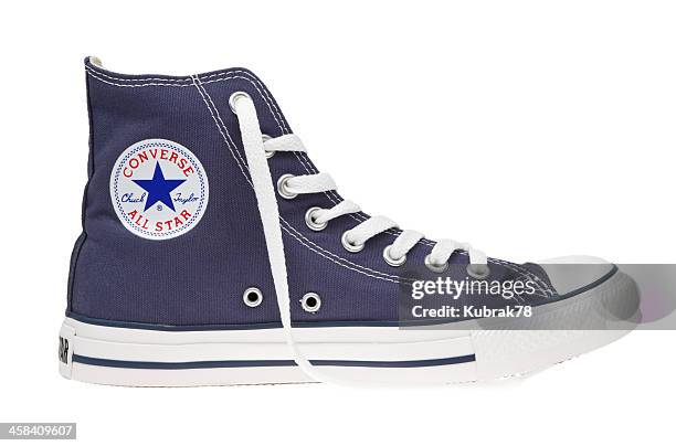 azul hi-top de ténis converse - sapato de lona imagens e fotografias de stock