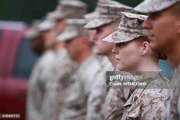 female marine staff sergeant - mtmcoins stockfoto's en -beelden