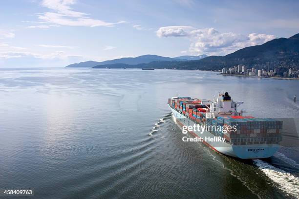 container ship - english bay stockfoto's en -beelden