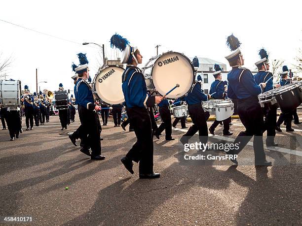 desfile del día de los veteranos en oregon oeste de la ciudad de albany high school banda de marcha - banda de marcha fotografías e imágenes de stock