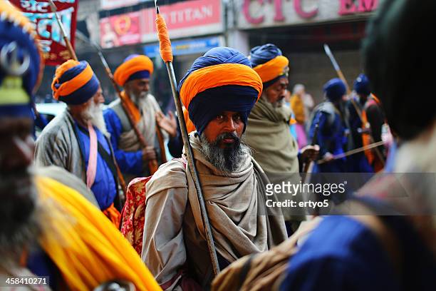 indischen sikh-anhänger märz - hairy indian men stock-fotos und bilder