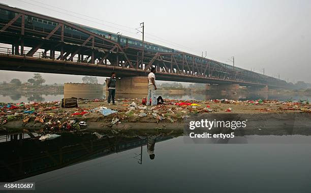 polluted yamuna river - yamuna river 個照片及圖片檔